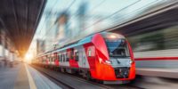 In Bahnhof einfahrender Zug