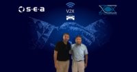 die Geschäftsführer von S.E.A. Datentechnik und ZOX vor blauem Hintergrund mit Handschlag