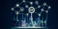 moderne Stadt mit 5G-Kommunikationsnetzsystemen
