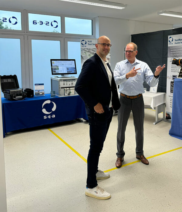Foto Besucher des Unternehmerfrühstücks und Markus Holbach, Vertrieb bei S.E.A. Datentechnik GmbH