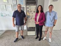 Dr. Sven Petersen, Elisabeth Winkelmeier-Becker MdB und Dr. Gerd Schmitz bei S.E.A. Datentechnik in Troisdorf vor dem originalen HOLOP-Laboraufbau, der im Rahmen einer deutschen Spacelab-Mission im All im Einsatz war.