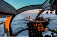 Blick aus dem Helikopter: Polarstern bei seiner Fahrt durch das Meereis.