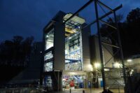 Raketentriebswerkprüfstand bei Nacht