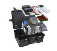 Explosionsdarstellung eines mobilen, kundenspezifischen Prüf- und Messsystems im Transportkoffer mit modularer NI cDAQ-Hardware und Schnittstellen.