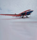 Das Forschungsflugzeug Polar 6 steht vor der Neumayer-Station in der Antarktis und wird für den Flug vorbereitet