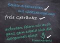 Text mit Mitarbeitervorteilen auf Tafelhintergrund