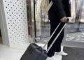 Person mit mobilem Messkoffer für Indoor Funkvermessung beim Betreten eines modernen Bürogebäudes – mobil und einsatzbereit.