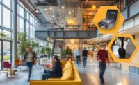 Modernes Bürogebäude mit Glasfassade und offenem Loft-Stil, Menschen in Bewegung, Fokus auf mobile Messtechnik für Indoor Funkvermessung – dargestellt durch tragbare Messkoffer für WLAN- und 5G-Funknetz-Analyse im Unternehmensumfeld.