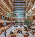 Stilisierte Innenraumszene mit WLAN- und Mobilfunksymbolen – abstrahierte Darstellung der Funkabdeckung