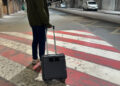 Person mit mobilem Messkoffer für Funkvermessung auf einem rot-weiß markierten Gehweg in einem Tunnel oder Tiefbauwerk – Einsatzszenario ohne GPS-Signal.