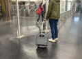 Person mit mobilem Messkoffer für Indoor Funkvermessung im Eingangsbereich einer U-Bahn-Station – Analyse der Netzabdeckung im öffentlichen Nahverkehr.