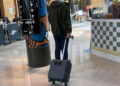 Person mit mobilem Messkoffer für Indoor Funkvermessung in einem Einkaufszentrum mit Gastronomiebereich – Netzabdeckung in öffentlichen Innenräumen messen.