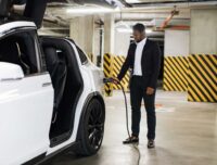 Poc in Tiefgarage der ein E-Auto auflädt